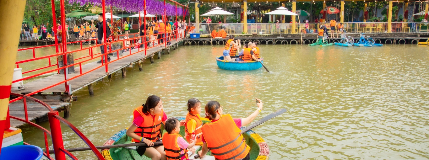 Chèo thuyền thúng tại Tre Việt