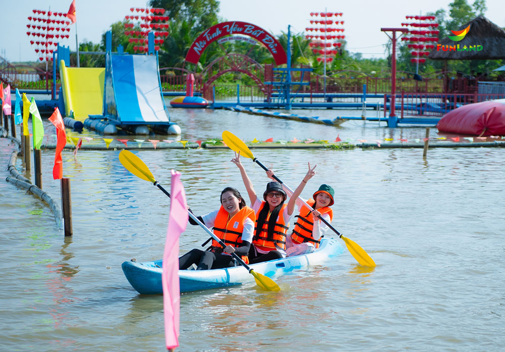Chèo thuyền Kayak tại Làng du lịch sinh thái Tre Việt
